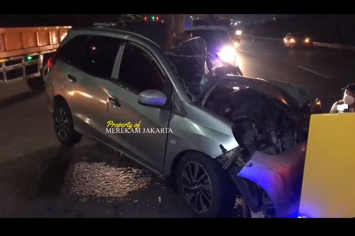 Honda Mobilio tabrak truk di Tol Dalam Kota hingga ringsek