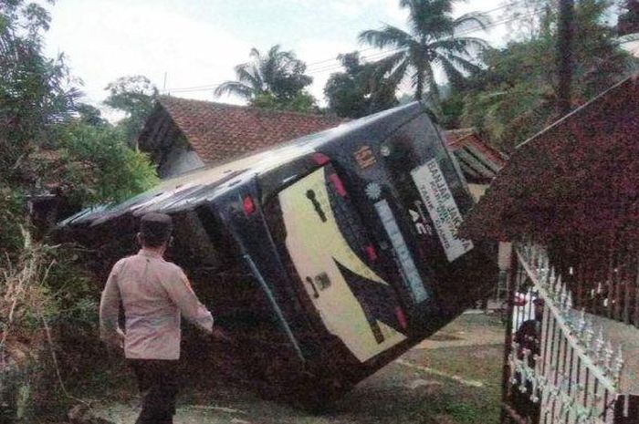 Bus PO Merdeka nungging dan nyaris terguling setelah tabrak rumah warga di Cibahayu, Gentong, Tasikmalaya