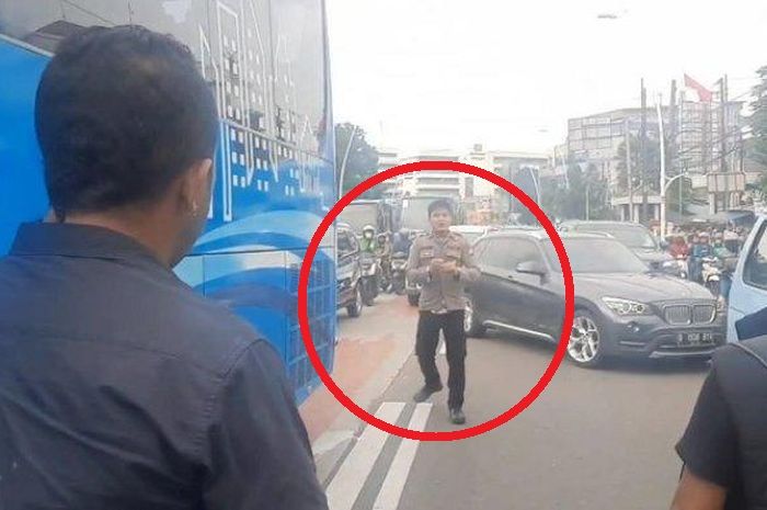 Jatuh dari motor, oknum polisi ngamuk hentikan paksa mobil dan bus lewat di Matraman, Jakarta Timur (17/2/2022), begini kesaksian warga