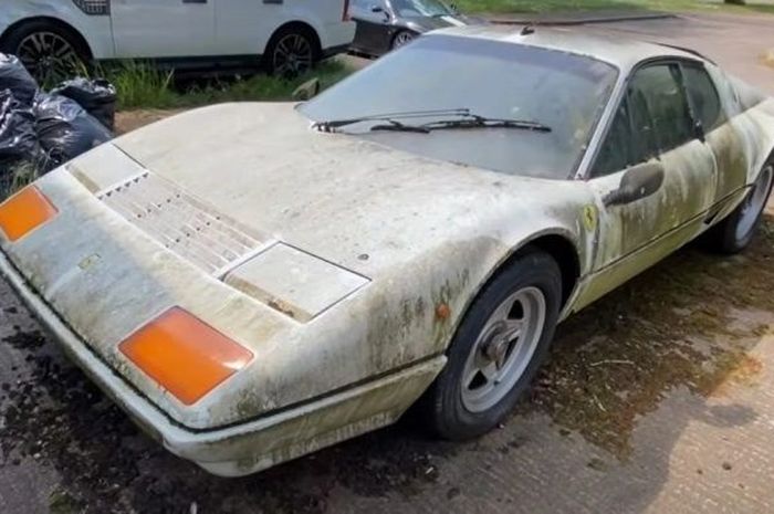 Lihat nih kondisi Ferrari 512 BBi yang bodinya dilumutin gini.