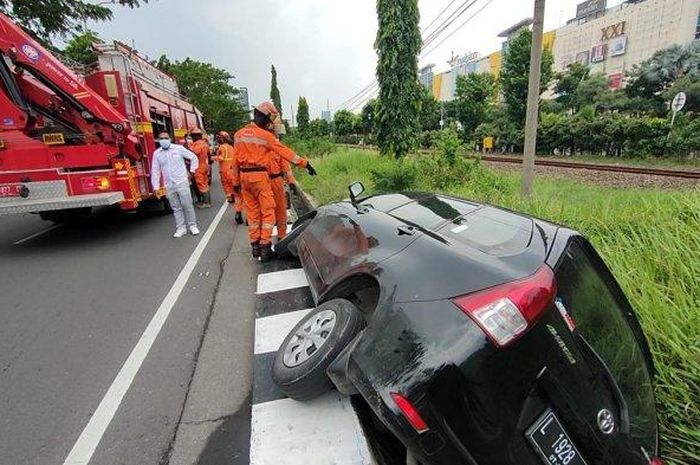 Toyota Avanza terperosok ke got di Jalan Frontage A Yani, Jagir, Wonokromo, Surabaya