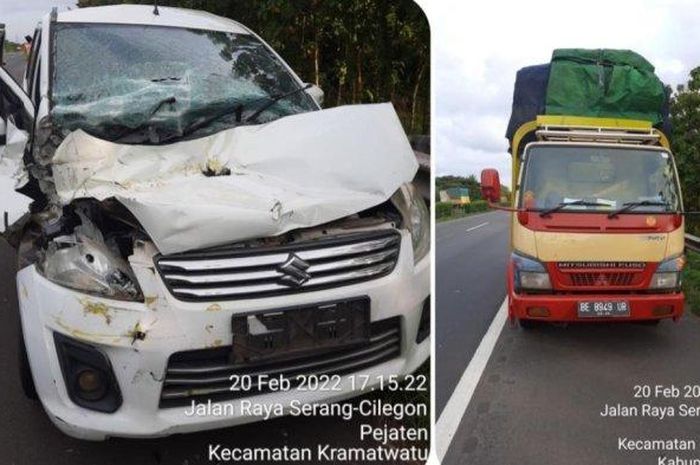 Kondisi Suzuki Ertiga usai sabet truk saat hendak menyalip dari bahu jalan tol Tangerang-Merak