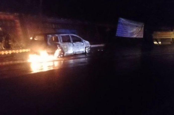 Nissan Livina terbakar di Lampung