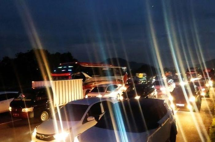 Kemacetan lalu lintas yang terjadi di ruas tol Purbaleunyi KM 124, Cimarema karena adanya blokade dari sejumlah sopir truk yang menolak aturan truk ODOL.