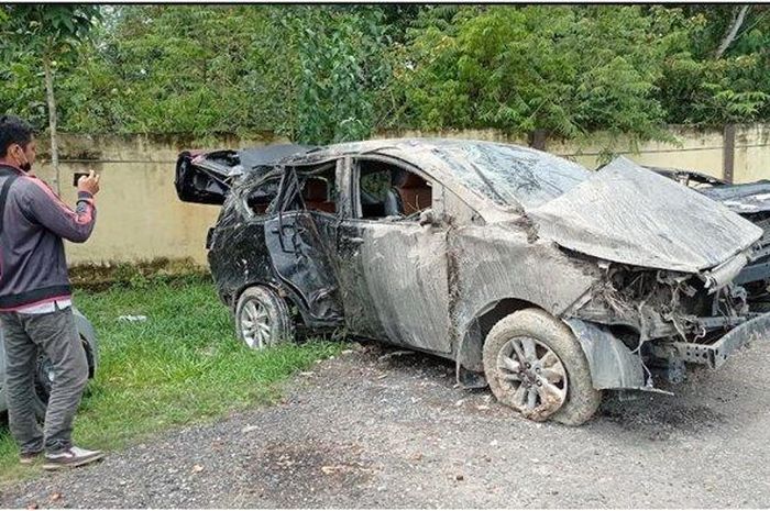 Kijang Innova isi tim auditor babak belur usai hindari lobang di jalan