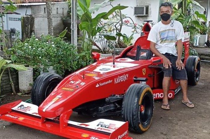 Pemilik replika mobil F1 Latief Anggara Putra saat ditemui TribunLombok.com di Narmada, Lombok Barat, Senin (21/2/2022) 