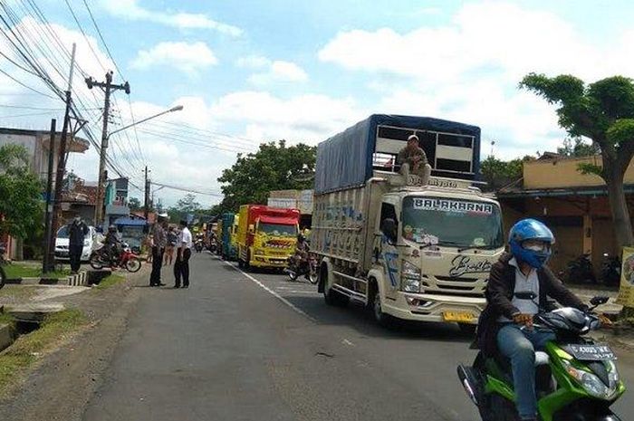 Puluhan truk di Purbalingga saat melakukan konvoi menuju  kantor dishub Purbalingga dan melakukan audiensi, Selasa (22/2/2022). 