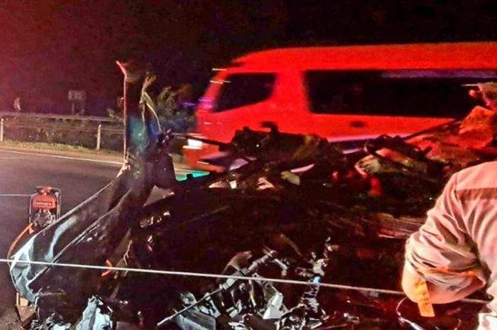 Kondisi bodi Toyota Kijang Innova hancur terpotong di KM 73/A tol Cipali