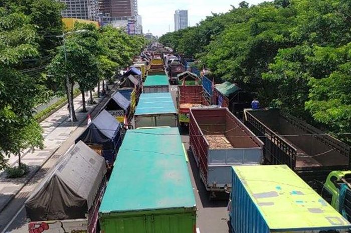 Kondisi Jalan Frontage A Yani, Surabaya, yang dipenuhi truk parkir, dalam aksi demonstrasi sopir truk protes aturan ODOL di depan Kantor Dishub Jatim