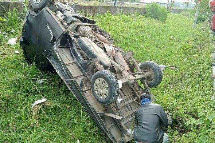 Daihatsu Gran Max pikap terbalik setelah mental ditebas kereta api Jayabaya di Kalitidu, Bojonegoro, Jawa Timur