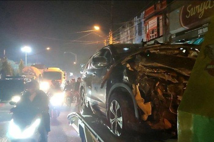 Honda CR-V terlibat kecelakaan beruntun usai dibawa ngebut wanita muda