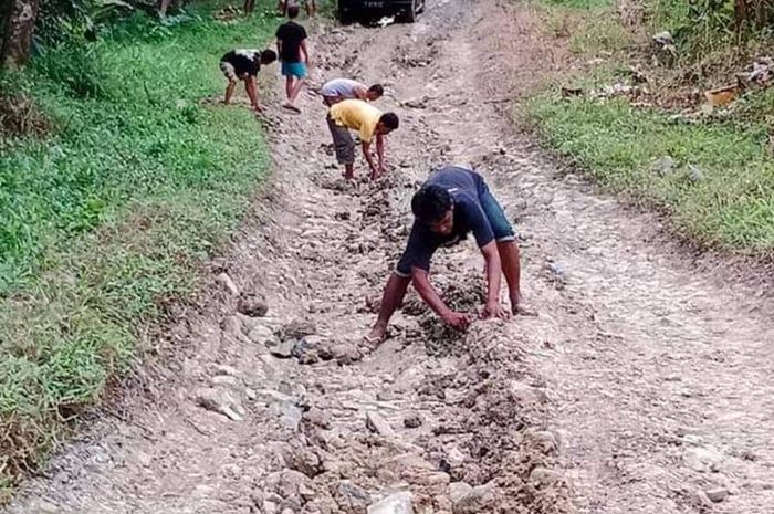 Jalan rusak di daerah Banten yang dijual Ahmad Kurtusi.