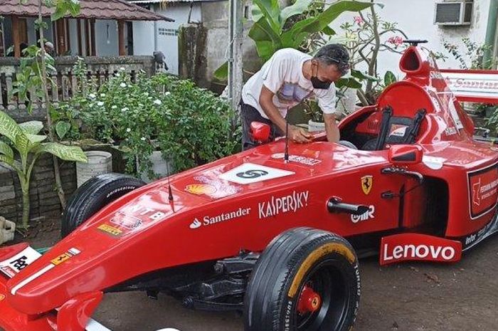 Latief Anggara Putra membersihkan mobil F1 rakitan miliknya di Narmada, Lombok Barat.
