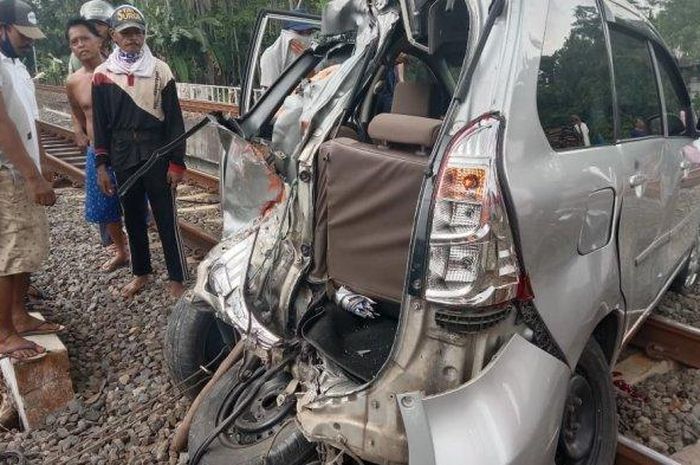 Bodi belakang Daihatsu Xenia gepeng dan terpotong ditebas kereta api di Sumpiuh, Banyumas, Jawa Tengah