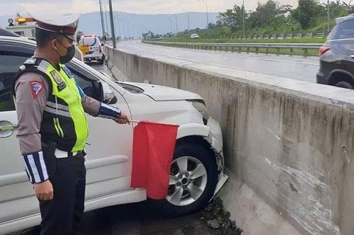Toyota Rush tabrak beton pembatas jalan tol Surabaya-Malang akibat ban depan kanan meledak