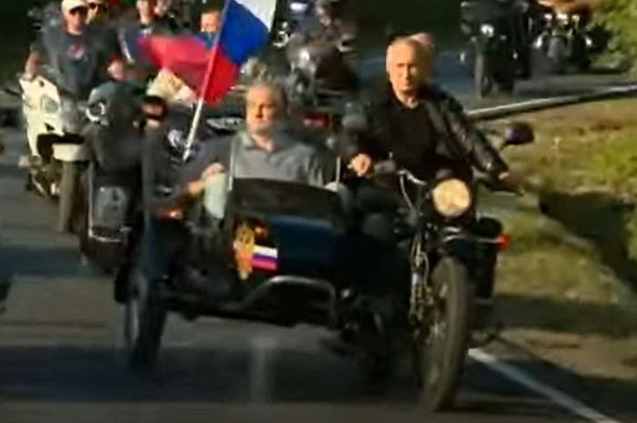Presiden Rusia, Vladimir Putin sempat kopdar bersama klub motor Night Wolves