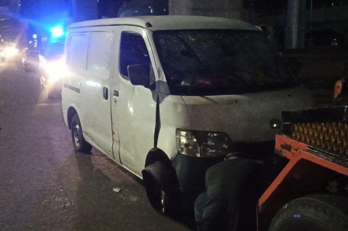 Daihatsu Gran Max yang dikemudikan tersangka kasus narkoba berhenti di Jalan Boulevard Barat Raya, Kelapa Gading, Jakarta Utara, Jumat (25/2/2022) malam. 