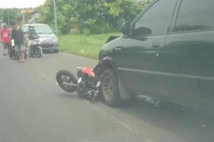 Ulah Isuzu Panther nyalip terlalu makan jalan, pengendara motor dari arah berlawanan dihantam