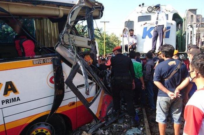 Bus harapan Jaya ditebas kereta api di perlintasan tanpa palang pintu