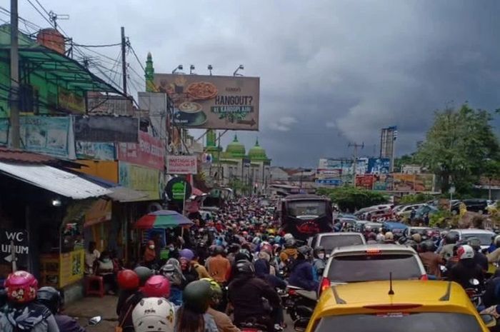 Kemacetan super parah menuju kawasan Puncak masih terjadi hingga sekarang, Senin (28/02/2022).