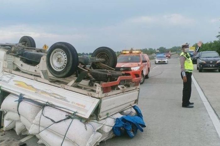 Daihatsu Gran Max muatan kemiri seberat 2 ton terbalik di ruas tol Mojokerto-Jombang, Jatim