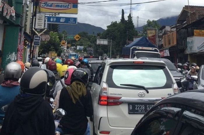 Ngeri, pemotor berjam-jam terjebak kemacetan panjang di Jalur Puncak Bogor, ternyata ini penyebabnya.