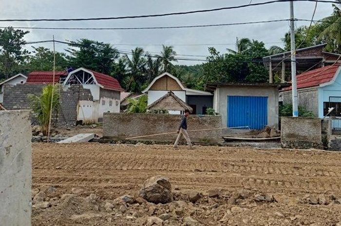 Kementerian PUPR beri sumbangan material renovasi rumah untuk warga di sekitar Sirkuit Mandalika