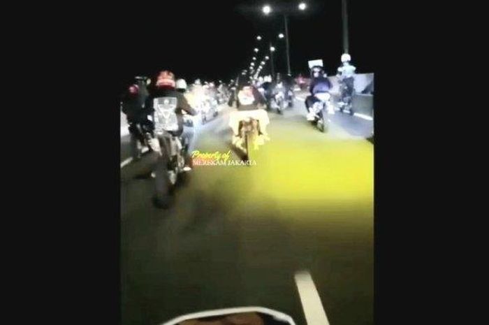 Rombongan pengendara supermoto yang menerobos Jalan Tol Layang Pulogebang-Kelapa Gading, Jakarta Timur, diburu polisi