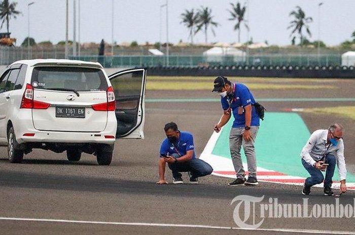 Perwakilan FIM dan Dorna mengecek kondisi aspal Sirkuit Mandalika di sela tes pramusim MotoGP Mandalika Minggu (13/2/2022).