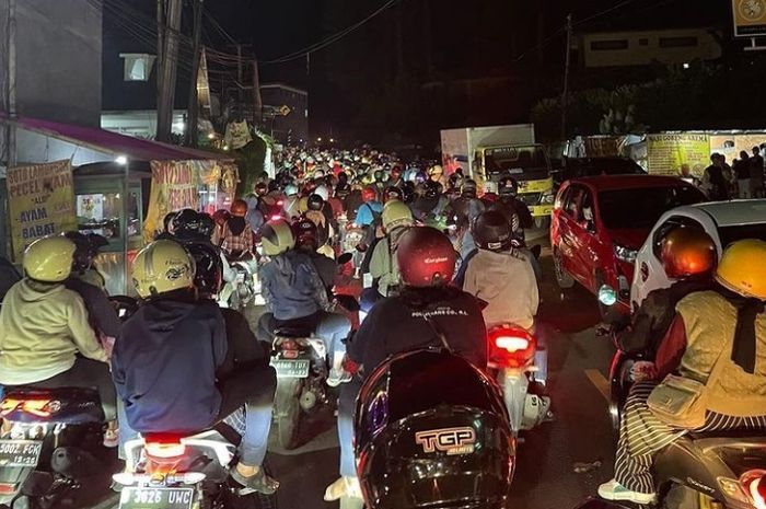 Mau lewat jalur alternatif malah zonk, begini kisah warga Bekasi yang terjebak macet 10 jam di Puncak, Bogor.