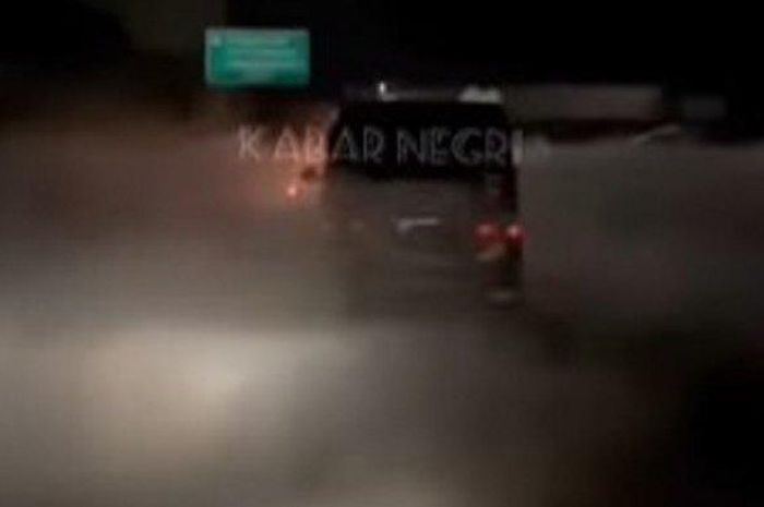Tol Jakarta-Cikampek gelap dipenuhi asap putih
