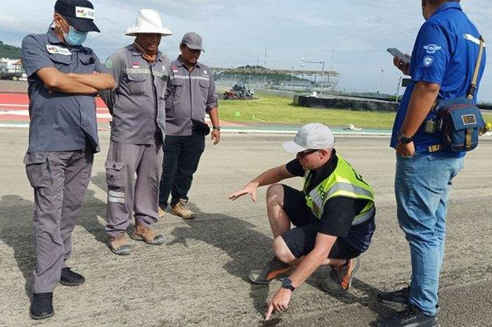 Direktur Utama Mandalika Grand Prix Assocition (MGPA) Priandhi Satria (paling kiri) memantau hasil pengelupasan aspal sirkuit Mandalika.