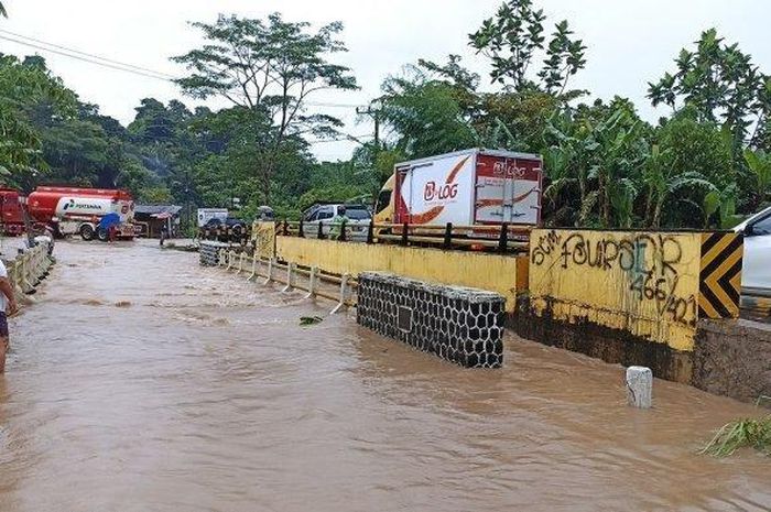 Kemacetan terjadi di jembatan di Jalan Petir-Serang, Selasa (1/3/2022) pagi. 