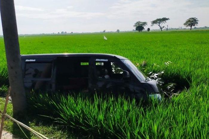 Daihatsu Grand Max bernopol B 1904 PRI nyemplung ke sawah di Kabupaten Indramayu, Senin (2/3/2022) pagi. 