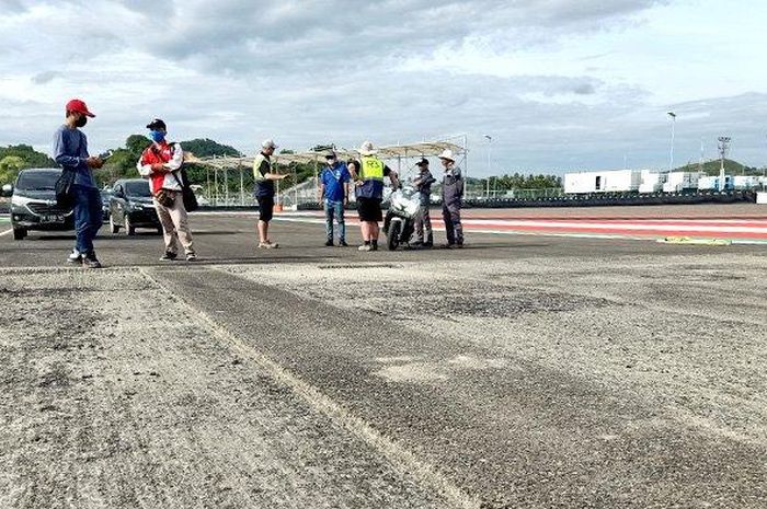 Proses pengerukan aspal Sirkuit Mandalika sudah menunjukkan hasil