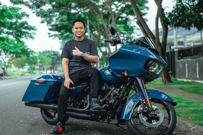 Doni Salmanan dilaporkan ke Bareskrim Polri, intip gayanya saat pose bareng Harley-Davidson Road Glide Special