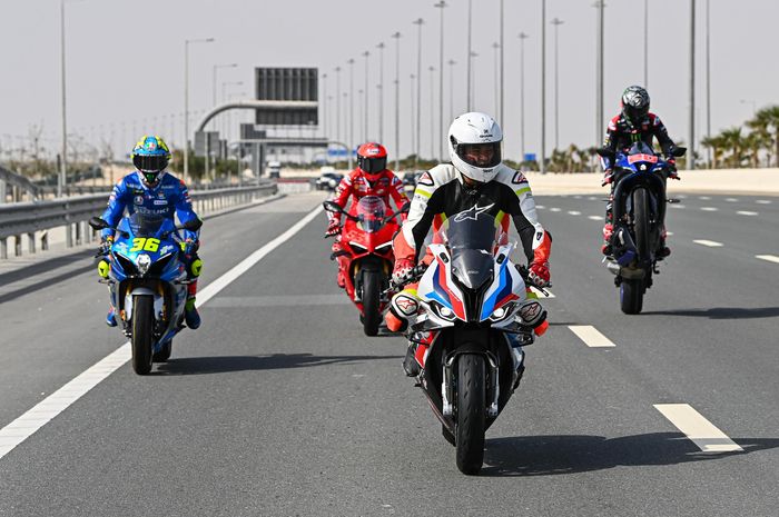 Cafu memimpin riding tiga pembalap MotoGP menikmati jalan raya Qatar sebelum MotoGP Qatar 2022 dipentas. Wah, Fabio Quartararo standing wheelie tuh