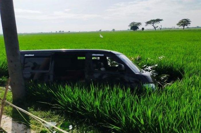 Daihatsu Gran Max loncat ke areal sawah usai papasan dengan dump truck di Indramayu, Jawa Barat