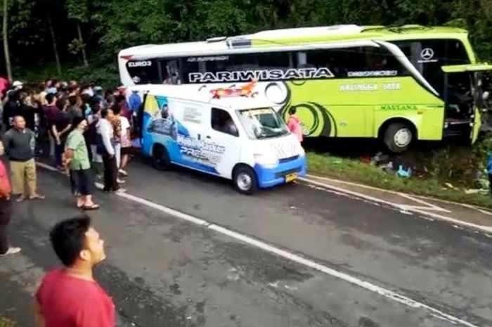 Kecelakan bus Pariwisata PO Kalingga, di dekat jalur penyelamat ruas jalan raya Bayeman, Desa Tlahab Lor, Kecamatan Karangreja, Kabupaten Purbalingga, Kamis (3/3/2022) pukul 04.00 WIB.  