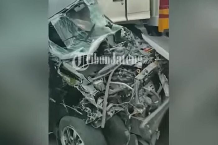 Kecelakan beruntun, mobil hancur  akibat truk rem blong, (tangkapan layar Youtube Tribun Jateng)