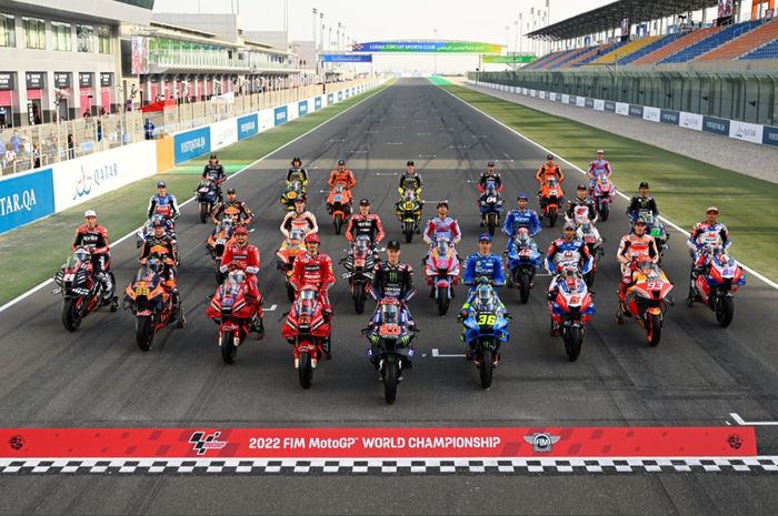 Pembalap melakukan sesi foto bersama jelang MotoGP Qatar 2022