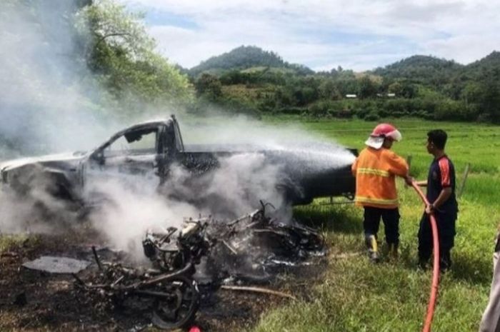 Satu pikap dan 5 motor yang diangkut hangus dibakar massa