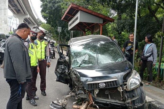 Kondisi Daihatsu Terios usai terjang tiang beton LRT di Palembang, Sumatera Selatan
