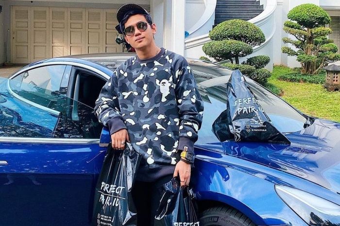 Tesla model 3 milik Indra Kenz yang sempat terjebak di lumpur.