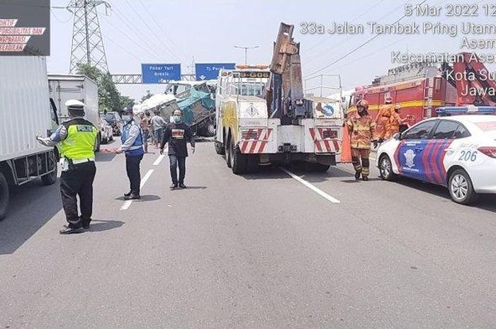 Kecelakaan lalu lintas melibatkan bus dan truk di Tol Surabaya ruas Dupak-Perak