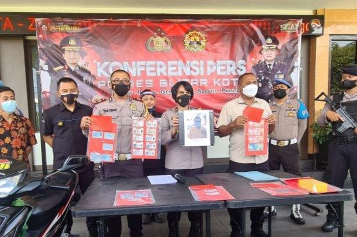 Gelar perkara penangkapan penipuan berkedok Calo SIM di kota Blitar, Jawa Timur