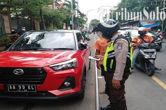 Daihatsu Rocky kena tilang gara-gara parkir di jalur kereta