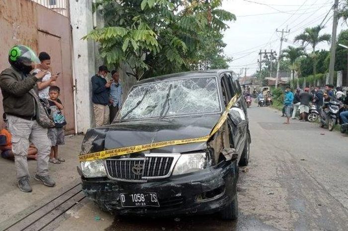 Kondisi Kijang Kapsul yang dirusak massa karena tabrak lari