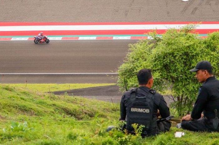 Anggota Brimob Polda NTB berjaga-jaga di bukit Sirkuit Mandalika saat tes pramusim MotoGP, 11-13 Februari 2022. 