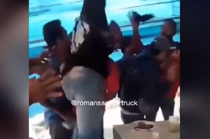 Preman jadi sasaran tinju sopir truk di Mojokerto